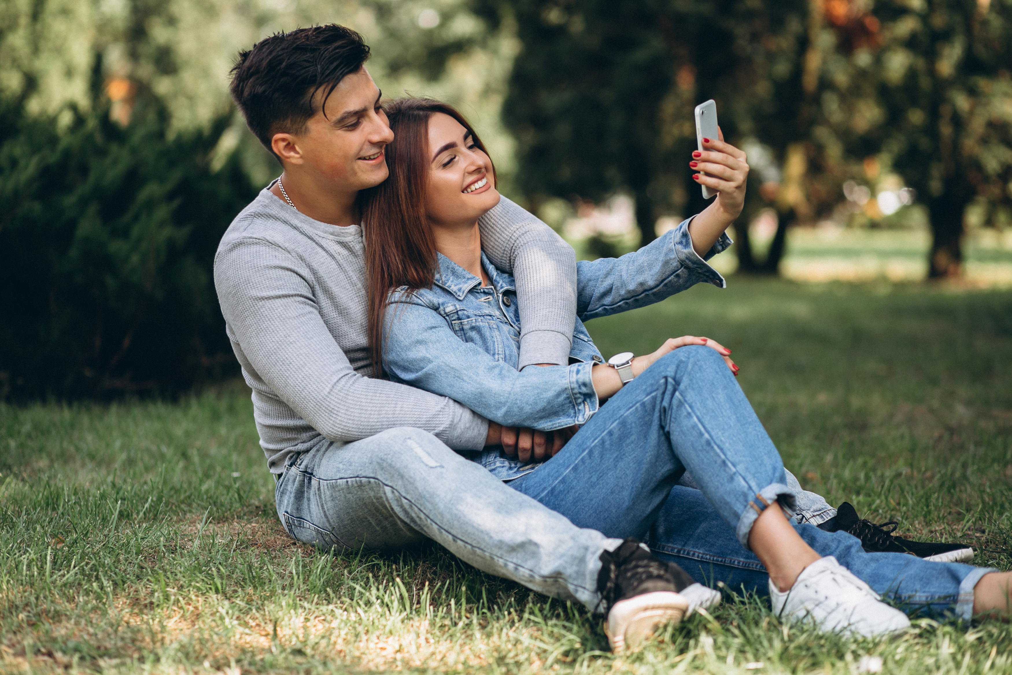 Man and woman chatting on a dating app